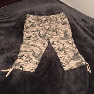Arizona  camo capri’s Size 13